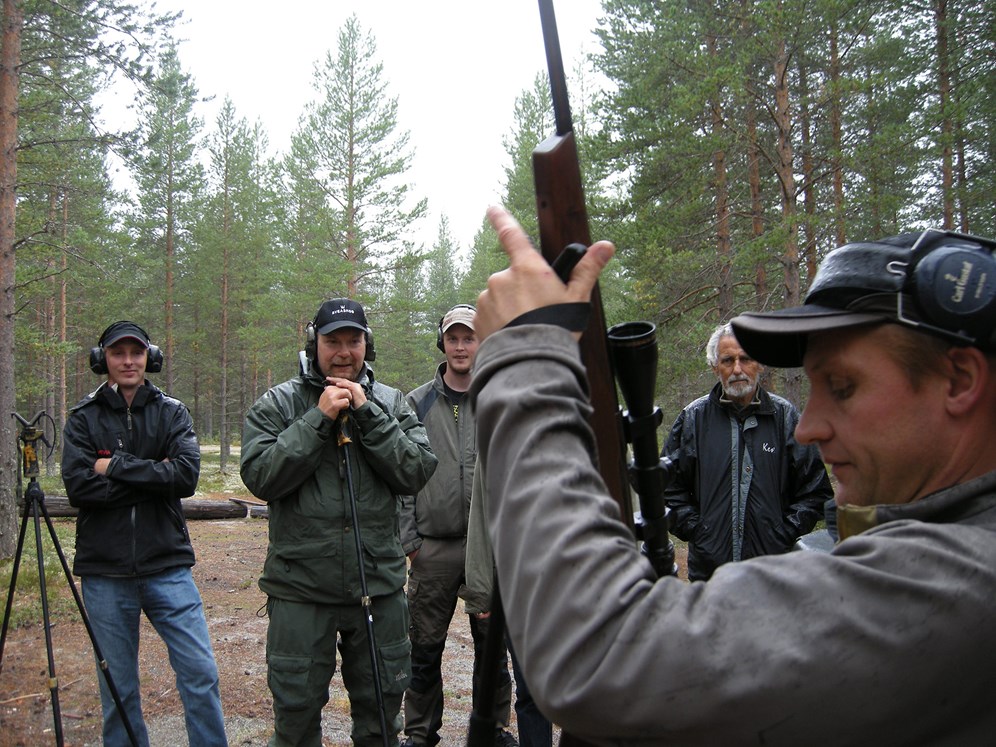 I jaktledarutbildningen ingår både teoretiska delar och praktiska delar. Här går jaktvårdskonsulent Christer Zakrisson igenom kulvapnet med deltagarna. Foto: Anja Kjellsson