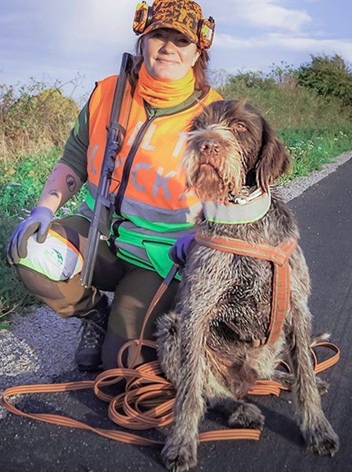 Kvinna och hund på trafikeftersök