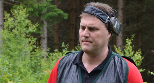 Tävlingsledaren Kent Larsson informerade om förutsättningarna särskjutningarna.
