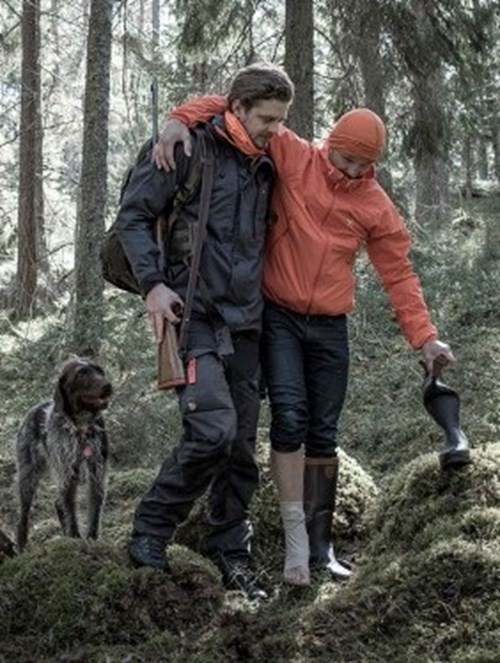 skadad i skogen får hjälp