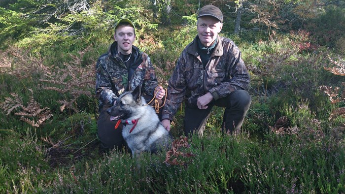 Två hundförare med gråhund.